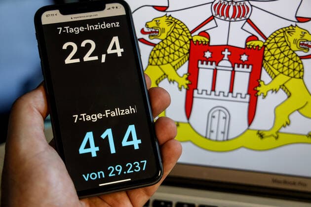Coronavirus in Germany Covid 19 Dashboard of the Robert Koch Institute DEU, Germany, Hamburg, 30 05 2021 The 7 days incidence for the federal state cases last 7 days 100 000 EW is displayed on an iPhone, in the background the state coat of arms