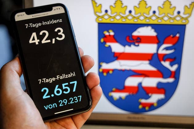 Coronavirus in Germany Covid 19 Dashboard of the Robert Koch Institute DEU, Germany, Hesse, 30 05 2021 The 7-day incidence for the state Cases last 7 days 100 000 PE is displayed on an iPhone, with the state coat of arms in the background.