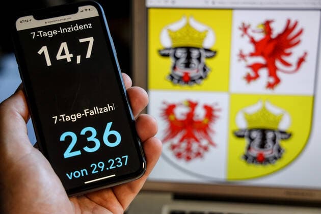 Coronavirus in Germany Covid 19 Dashboard of the Robert Koch Institute DEU, Germany, Mecklenburg Vorpommern, 30 05 2021 The 7-day incidence for the state Cases last 7 days 100 000 P.E. is displayed on an iPhone, with the state coat of arms in the background.