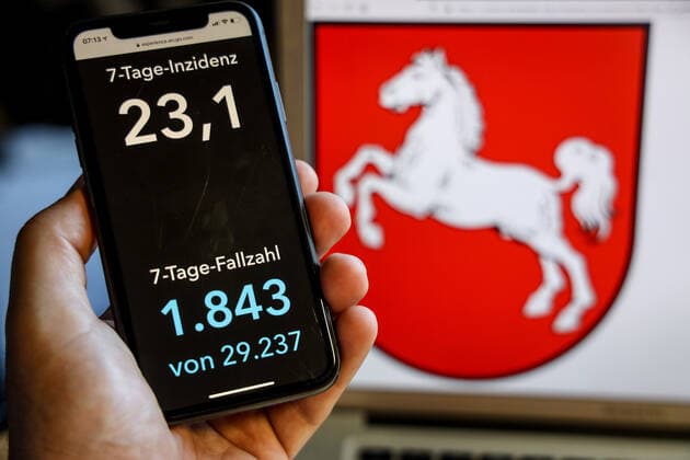Coronavirus in Germany Covid 19 Dashboard of the Robert Koch Institute DEU, Germany, Lower Saxony, 30 05 2021 The 7-day incidence for the state Cases last 7 days 100 000 PE is displayed on an iPhone, with the state coat of arms in the background.