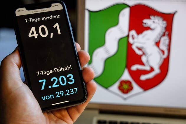 Coronavirus in Germany Covid 19 Dashboard of the Robert Koch Institute DEU, Germany, North Rhine Westphalia, 30 05 2021 The 7-day incidence for the state Cases last 7 days 100 000 PE is displayed on an iPhone, with the state coat of arms in the background.