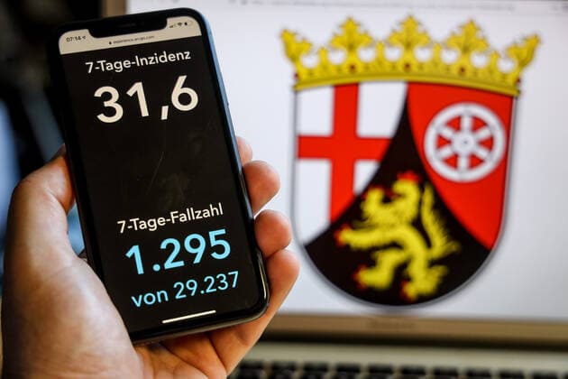 Coronavirus in Germany Covid 19 Dashboard of the Robert Koch Institute DEU, Germany, Rhineland-Palatinate, 30 05 2021 The 7-day incidence for the state Cases last 7 days 100 000 p.e. is displayed on an iPhone, in the background the state coat of arms