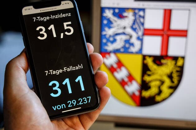 Coronavirus in Germany Covid 19 Dashboard of the Robert Koch Institute DEU, Germany, Saarland, 30 05 2021 The 7-day incidence for the state Cases last 7 days 100 000 PE is displayed on an iPhone, with the state coat of arms in the background.