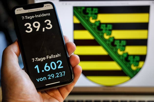 Coronavirus in Germany Covid 19 Dashboard of the Robert Koch Institute DEU, Germany, Saxony, 30 05 2021 The 7-day incidence for the state Cases last 7 days 100 000 PE is displayed on an iPhone, with the state coat of arms in the background.