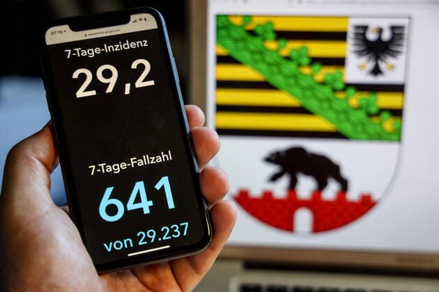 Coronavirus in Germany Covid 19 Dashboard of the Robert Koch Institute DEU, Germany, Saxony Anhalt, 30 05 2021 The 7-day incidence for the state Cases last 7 days 100 000 PE is displayed on an iPhone, with the state coat of arms in the background.