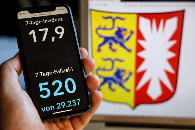 Coronavirus in Germany Covid 19 Dashboard of the Robert Koch Institute DEU, Germany, Schleswig Holstein, 30 05 2021 The 7-day incidence for the state Cases last 7 days 100 000 p.e. is displayed on an iPhone, with the state coat of arms in the background