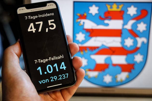 Coronavirus in Germany Covid 19 Dashboard of the Robert Koch Institute DEU, Germany, Thuringia, 30 05 2021 The 7-day incidence for the state Cases last 7 days 100 000 p.e. is displayed on an iPhone, in the background the state coat of arms