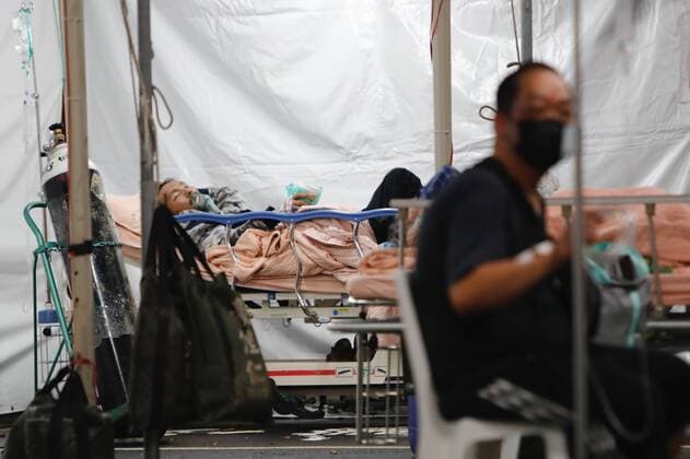Covid-19 Outbreak In Taiwan Patients wait for consultation and use oxygen cylinders on their beds at a temporary outdoor ward outside a hospital in Taipei, as the capital is facing a shortage of isolation ward and intensive care unit workers, following a surge of Covid-19 cases , in Taipei, Taiwan, on 30 May 2021. More deaths have also been reported in recent days, according to Taiwan CDC, amid an inadequate supply of vaccines. Taipei City Taiwan ceng-notitle210530_npDhO  Copyright: xCengxShouxYix
