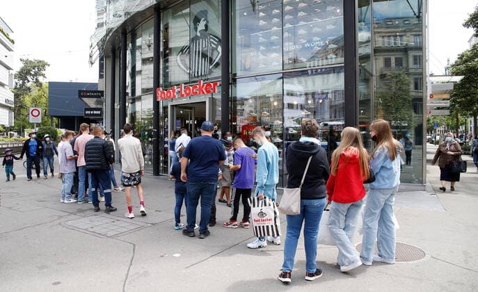 Photo Manuel Geisser 29 05 2021 Zurich Passers-by in front of a Foot Locker store in Zurich