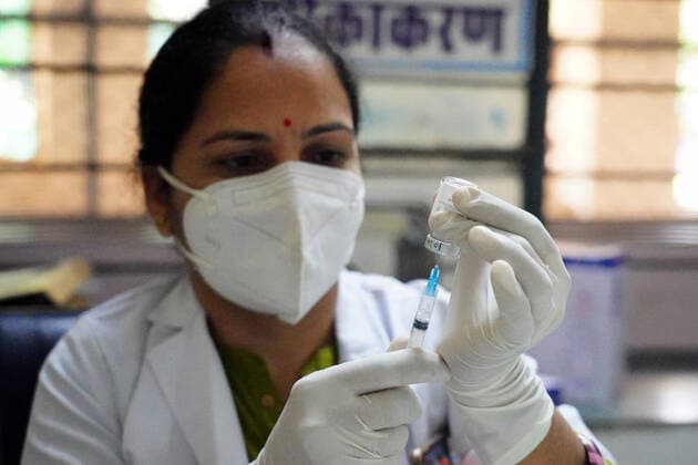 Virus Outbreak India Indian Health Worker Inoculates People With A Dose Of The Covid-19 Coronavirus Vaccine At A Vaccination Centre In Pushkar, Rajasthan, India On 30 May 2021. Pushkar Rajasthan India sharma-notitle210530_np2cF  Copyright: xHimanshuxSharmax