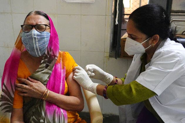 Virus Outbreak India Indian Health Worker Inoculates People With A Dose Of The Covid-19 Coronavirus Vaccine At A Vaccination Centre In Pushkar, Rajasthan, India On 30 May 2021. Pushkar Rajasthan India sharma-notitle210530_npQon  Copyright: xHimanshuxSharmax