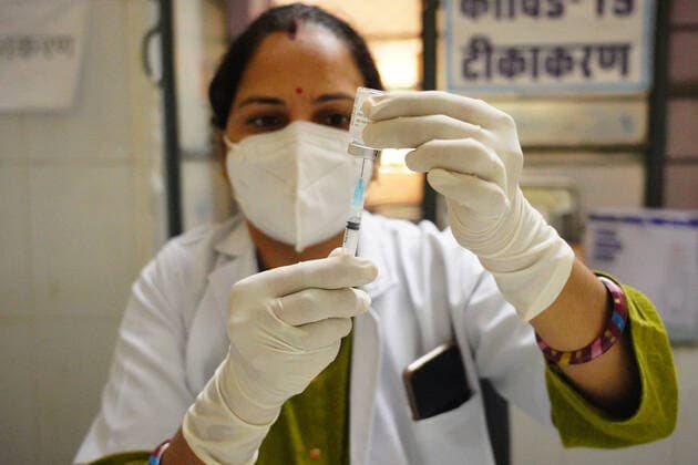 Virus Outbreak India Indian Health Worker Inoculates People With A Dose Of The Covid-19 Coronavirus Vaccine At A Vaccination Centre In Pushkar, Rajasthan, India On 30 May 2021. Pushkar Rajasthan India sharma-notitle210530_npxHS  Copyright: xHimanshuxSharmax