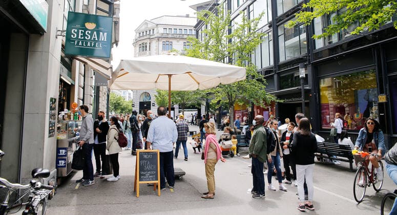 photo Manuel Geisser 29 05 2021 Zurich gastronomy fast food snake in front of Kebabstand Zurich