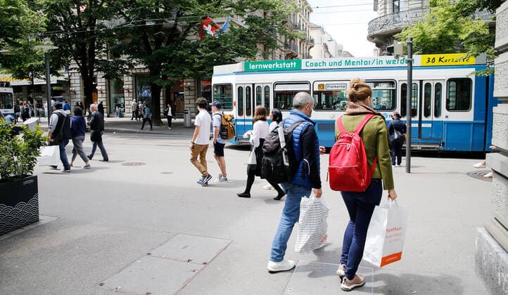 Photo Manuel Geisser 29 05 2021 Zurich Passers-by with shopping bags Bahnhofstrasse Zurich