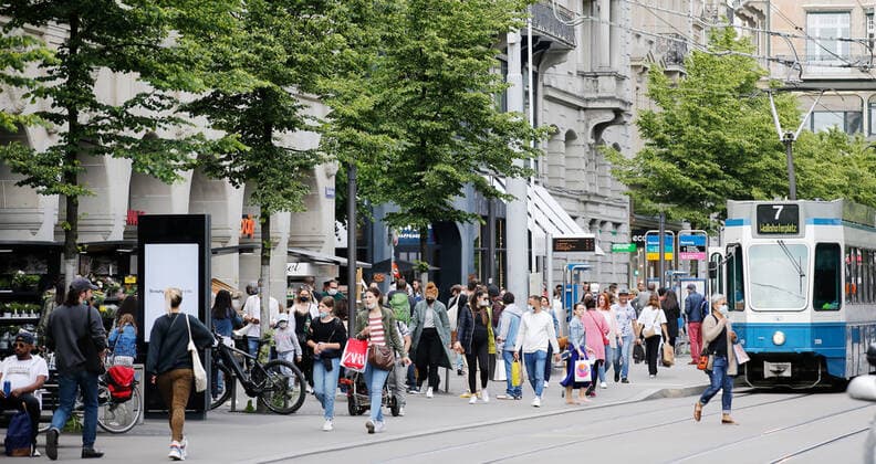 Photo Manuel Geisser 29 05 2021 Zurich Passers-by with shopping bags on Bahnhofstrasse Zurich