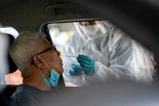 (210530) -- KLANG, May 30, 2021 -- A medical worker takes a swab sample from a man for COVID-19 test in Klang, Selangor, Malaysia, May 30, 2021. Malaysia reported 6,999 new COVID-19 infections, the health ministry said Sunday, bringing the national total to 565,533. (Photo by Xinhua) MALAYSIA-COVID-19-CASES ChongxVoonxChung