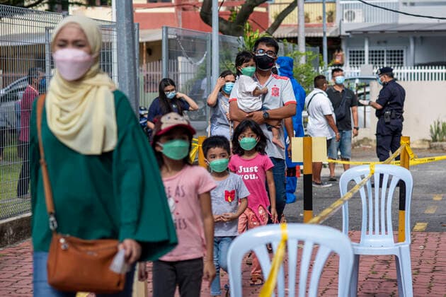 (210530) -- KLANG, May 30, 2021 -- People wearing face masks wait for COVID-19 swab tests in Klang, Selangor, Malaysia, May 30, 2021. Malaysia reported 6,999 new COVID-19 infections, the health ministry said Sunday, bringing the national total to 565,533. (Photo by Xinhua) MALAYSIA-COVID-19-CASES ChongxVoonxChung