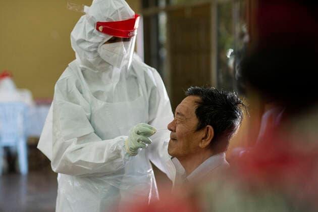 (210530) -- KLANG, May 30, 2021 -- A medical worker takes a swab sample from a man for COVID-19 test in Klang, Selangor, Malaysia, May 30, 2021. Malaysia reported 6,999 new COVID-19 infections, the health ministry said Sunday, bringing the national total to 565,533. (Photo by Xinhua) MALAYSIA-COVID-19-CASES ChongxVoonxChung