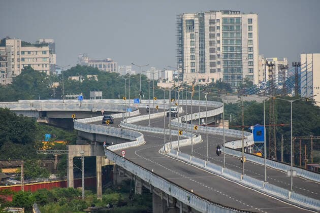 COVID-19 Lockdown In Kolkata An empty flyover during COVID-19 lockdown in Kolkata , India , on 30 May 2021 . West Bengal government has extended COVID-19 lockdown restrictions in the state till June 15 , to curb the spread of COVID-19 in the state . West Bengal has recorded over 11,000 cases yesterday , with India recording over 1.6 Lakh cases , its lowest daily cases record in 2 months according to Indian media report . Kolkata India chatterjee-notitle210530_npOwc  Copyright: xDebarchanxChatterjeex