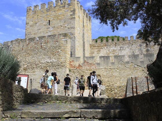 Castle of Sao Jorge in Lisbon (INT) Castle of Sao Jorge in Lisbon. May 30, 2021, Lisbon, Portugal: Great movement of people and to visit the Castle of Sao Jorge and also its surroundings, on Sundays, the operation of the Castle is until 1pm. The first forts of the Castle date from the 1st century BC, having been rebuilt several times by various peoples and given different names. The current name derives from the devotion of the Castle to Sao Jorge, patron saint of knights and crusades. Credit: Edson de Souza Thenews2 Castle of Sao Jorge in Lisbon  Copyright: xEdsonxdexSouzax