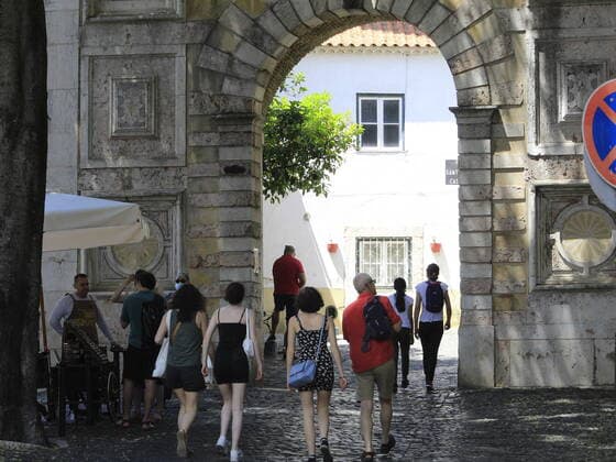 News Bilder des Tages Castle of Sao Jorge in Lisbon (INT) Castle of Sao Jorge in Lisbon. May 30, 2021, Lisbon, Portugal: Great movement of people and to visit the Castle of Sao Jorge and also its surroundings, on Sundays, the operation of the Castle is until 1pm. The first forts of the Castle date from the 1st century BC, having been rebuilt several times by various peoples and given different names. The current name derives from the devotion of the Castle to Sao Jorge, patron saint of knights and crusades. Credit: Edson de Souza Thenews2 Castle of Sao Jorge in Lisbon  Copyright: xEdsonxdexSouzax
