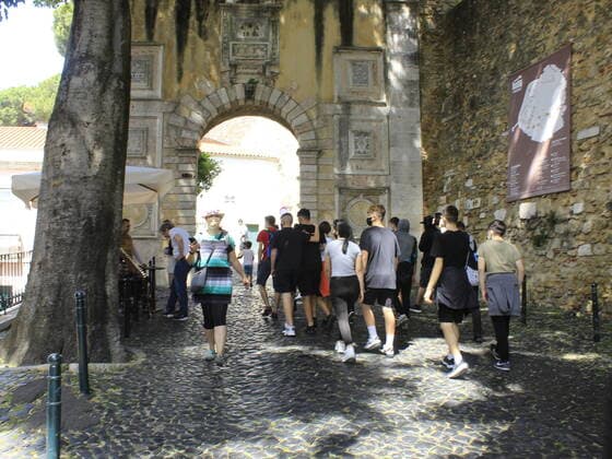 Castle of Sao Jorge in Lisbon (INT) Castle of Sao Jorge in Lisbon. May 30, 2021, Lisbon, Portugal: Great movement of people and to visit the Castle of Sao Jorge and also its surroundings, on Sundays, the operation of the Castle is until 1pm. The first forts of the Castle date from the 1st century BC, having been rebuilt several times by various peoples and given different names. The current name derives from the devotion of the Castle to Sao Jorge, patron saint of knights and crusades. Credit: Edson de Souza Thenews2 Castle of Sao Jorge in Lisbon  Copyright: xEdsonxdexSouzax
