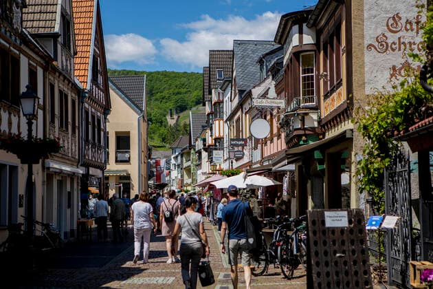 As here in Ahrweiler Rhineland-Palatinate, Corona incidences continue to fall Under certain conditions, outdoor restaurants could reopen in bright sunshine on the last weekend of May 2021 Corona relaxations