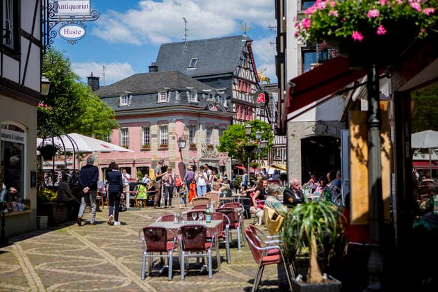 As here in Ahrweiler Rhineland-Palatinate, Corona incidences continue to fall Under certain conditions, outdoor restaurants could reopen in bright sunshine on the last weekend of May 2021 Corona relaxations