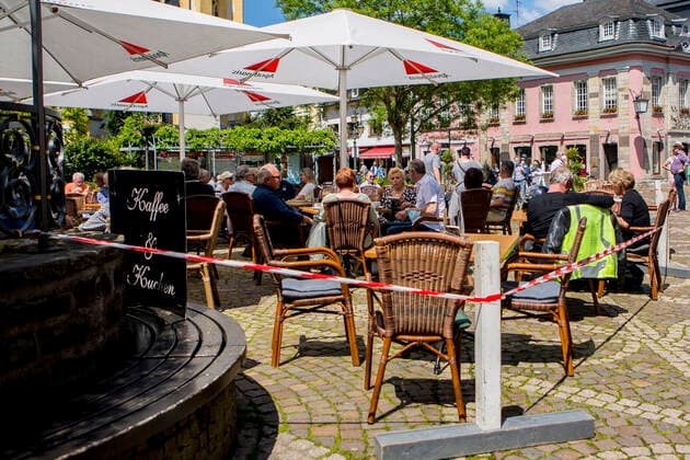 As here in Ahrweiler Rhineland-Palatinate, Corona incidences continue to fall Under certain conditions, outdoor restaurants could reopen in bright sunshine on the last weekend of May 2021 Corona relaxations