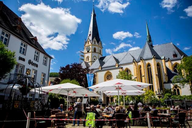 As here in Ahrweiler Rhineland-Palatinate, Corona incidences continue to fall Under certain conditions, outdoor restaurants could reopen in bright sunshine on the last weekend of May 2021 Corona relaxations