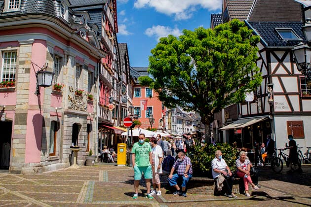 As here in Ahrweiler Rhineland-Palatinate, Corona incidences continue to fall Under certain conditions, outdoor restaurants could reopen in bright sunshine on the last weekend of May 2021 Corona relaxations