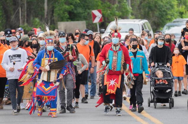 May 30, 2021, KAHNAWAKE, PQ, Canada: People take part in an honour march to pay tribute to all the victims of the residential school system in Kahnawake, Quebec, Sunday, May 30, 2021. The remains of 215 children have been found buried at the site of a former residential school in Kamloops, B.C. KAHNAWAKE Canada  - ZUMAc35_ 20210530_zaf_c35_035 Copyright: xGrahamxHughesx