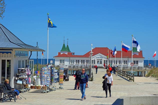 Slowly normality returns to Usedom Day visitors and holidaymakers from Mecklenburg Vorpommern enjoy the freedom Hoteliers and restaurants are ready for the big rush on 4 June, when holidaymakers from other federal states can come 30 05 2021 in Ahlbeck Coronavirus