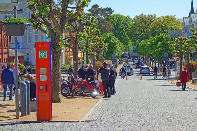 Vintage motorcycles here in Zinnowitz So slowly normality returns to Usedom Day visitors and holidaymakers from Mecklenburg Western Pomerania enjoy the freedom Hoteliers and restaurants are ready for the big rush on 4 June, when holidaymakers from other states can come 30 05 2021 in Zinnowitz Coronavirus