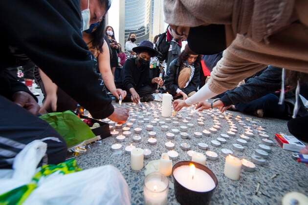 (210531) -- TORONTO, May 31, 2021 -- People light candles as they take part in a memorial event for the 215 children whose remains have been found buried at a former Kamloops residential school in Toronto, Canada, May 30, 2021. The reported discovery of the remains of 215 indigenous children at a former residential school in Kamloops in western Canada has shocked Canadian people. (Photo by Xinhua) CANADA-TORONTO-KAMLOOPS INDIGENOUS SCHOOL-CHILDREN REMAINS-MEMORIAL ZouxZheng 