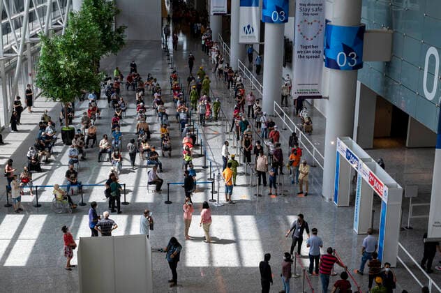 (210531) -- KUALA LUMPUR, May 31, 2021 -- People wait to receive the COVID-19 vaccines at a vaccination center in Kuala Lumpur, Malaysia, May 31, 2021. Malaysia on Monday reported 6,824 new confirmed cases of COVID-19, bringing the total tally to 572,357. Health Ministry Director-General Noor Hisham Abdullah said in a press statement that three of the new cases were imported and 6,821 were locally transmitted. (Photo by Xinhua) MALAYSIA-COVID-19-CASES ChongxVoonxChung 