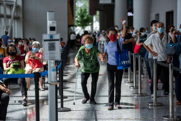 (210531) -- KUALA LUMPUR, May 31, 2021 -- People wait to receive the COVID-19 vaccines at a vaccination center in Kuala Lumpur, Malaysia, May 31, 2021. Malaysia on Monday reported 6,824 new confirmed cases of COVID-19, bringing the total tally to 572,357. Health Ministry Director-General Noor Hisham Abdullah said in a press statement that three of the new cases were imported and 6,821 were locally transmitted. (Photo by Xinhua) MALAYSIA-COVID-19-CASES ChongxVoonxChung 