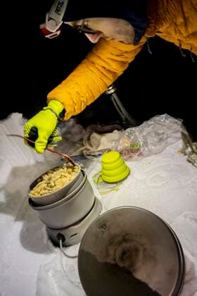  Mann beim Kochen mit einem Campingkocher im Schnee, Campen im Winter, Wettersteingebirge mit Schnee im Winter, Garmisch-Partenkirchen, Bayern, Deutschland, Europa *** Man cooking with a camping stove in the snow, camping in winter, Wetterstein mountains with snow in winter, Garmisch Partenkirchen, Bavaria, Germany, Europe Copyright: imageBROKER/MoritzxWolf iblmmw06726708.jpg