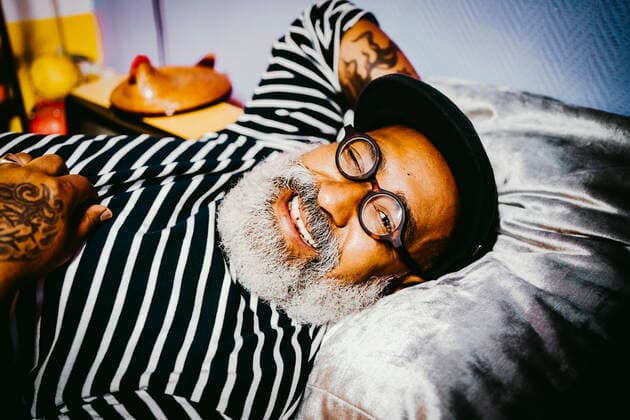 IMAGO Creative: 2021 Favoriten IMAGO Creative: Clickbait, Modetrends Portrait of smiling senior man winking while lying at home Berlin, Germany, model released, property released Copyright: xMaskotx , MA86656