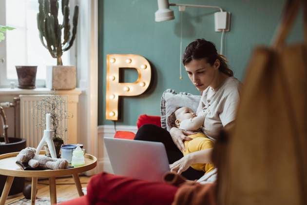 IMAGO Creative: Mutterschaft Female professional working on laptop while taking care of baby boy at home Sweden, Stockholm, model released, property released Copyright: xMaskotx , MA86928