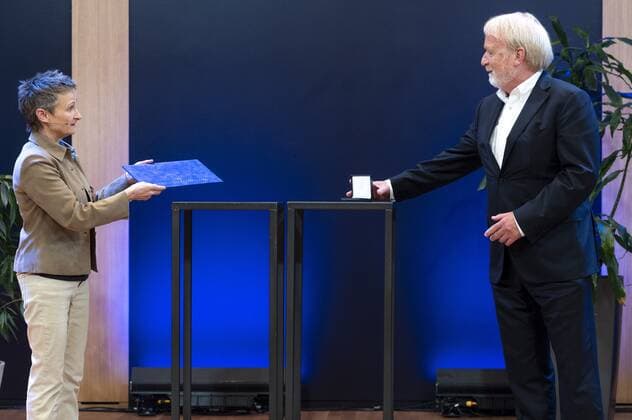 AMSTERDAM Jaap van Dissel is presented with the Academy Medal by President of the KNAW, Ineke Sluiter Van Dissel, RIVM director and professor, received the Academy Award for science for the way in which he advised the Minister of Health and the government s crisis team on combating Covid 19 during the corona epidemic ANP EVERT ELZINGA  Copyright: xHollandsexHoogtex xxANPx x432008703x
