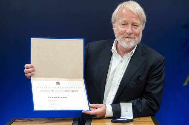 AMSTERDAM Jaap van Dissel was presented with the Academy Medal by President of the KNAW, Ineke Sluiter Van Dissel, RIVM director and professor, received the Academy Award for science for the way in which he advised the Minister of Health and the government s crisis team on combating Covid 19 during the corona epidemic ANP EVERT ELZINGA  Copyright: xHollandsexHoogtex xxANPx x432008713x