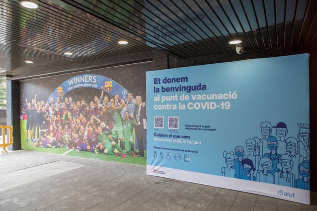 May 31, 2021, Barcelona, Catalonia, Spain: Vaccination campaign of the Department of Health of Catalonia that says, We welcome you to the vaccination point against COVID-19, is seen next to the mural of the FC Barcelona team of 2015..To accelerate the vaccination of COVID-19, the Futbol Club Barcelona has offered a space in the club s stadium, Camp Nou, for the Catalan Health Department to expand the mass immunization points. Barcelona Spain - ZUMAs197 20210531_zaa_s197_081 Copyright: xThiagoxPrudenciox