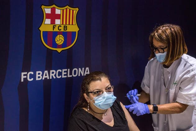 News Bilder des Tages May 31, 2021, Barcelona, Catalonia, Spain: A healthcare worker administers a dose of covid-19 vaccine to a woman at the Camp Nou..To accelerate the vaccination of COVID-19, the Futbol Club Barcelona has offered a space in the club s stadium, Camp Nou, for the Catalan Health Department to expand the mass immunization points. Barcelona Spain - ZUMAs197 20210531_zaa_s197_084 Copyright: xThiagoxPrudenciox