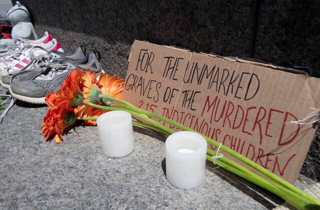 May 31, 2021, Ottawa, on, Canada: Shoes, flowers and signs surround the Eternal flame in recognition of discovery of children s remains at the site of a former residential school in Kamloops, B.C., on parliament hill in Ottawa on Monday May 31, 2021. Ottawa Canada  - ZUMAc35_ 20210531_zaf_c35_043 Copyright: xAdrianxWyldx