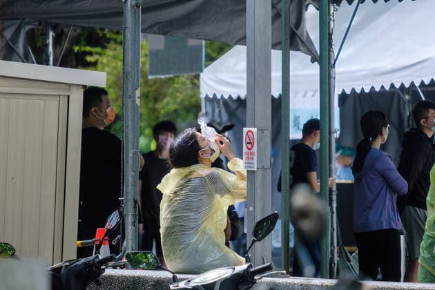 June 1, 2021, Taipei, Taiwan: A woman seen holding a bag of ice against her nose after being tested for Covid-19 at a testing center in New Taipei City..In addition to a broader implementation of Covid-19 testing centers, Taiwan signs a deal for 10 million doses of domestically-made COVID vaccines. New Taipei City, Taiwan. Taipei Taiwan - ZUMAs197 20210601_zaa_s197_009 Copyright: xWalidxBerrazegx