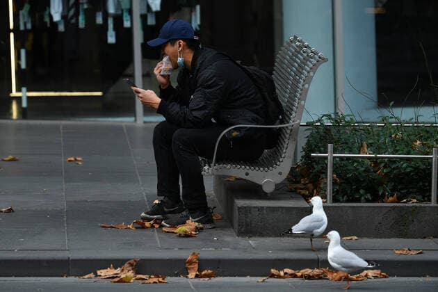 VICTORIA CORONAVIRUS COVID19, A man is seen eating on a public seat in Melbourne, Tuesday, June 1, 2021. Victoria has recorded three new additional cases of coronavirus in the past 24 hours. ( NO ARCHIVING, EDITORIAL USE ONLY, NO USE IN BOOKS WITHOUT CONSENT MELBOURNE VIC AUSTRALIA  Copyright: xJAMESxROSSx 20210601001546592673