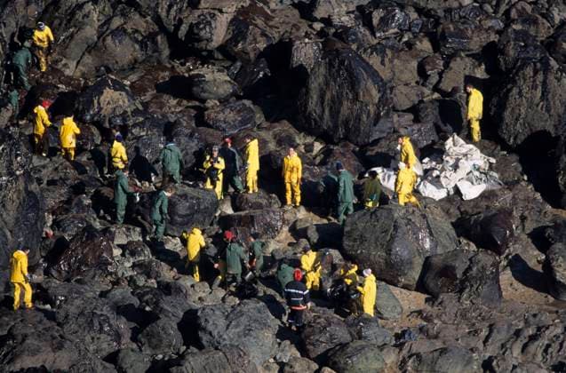 Oil spill caused by the sinking of the tanker Erika: cleaning of the coast, Belle-Ile-en-Mer (January 2000) Oil spill caused by the sinking of the tanker Erika: cleaning of the coast, Belle-Ile-en-Mer (off the coast of Brittany, north-western France), January 2000. Cleaning teams and volunteers wearing yellow oilskins, cleaning the beach at the bottom of the cliffs Belle ile en Mer; Bretagne; Brittany; Morbihan 56 Europe; Western Europe; France  Copyright: xLexGal Andia.frx 354847