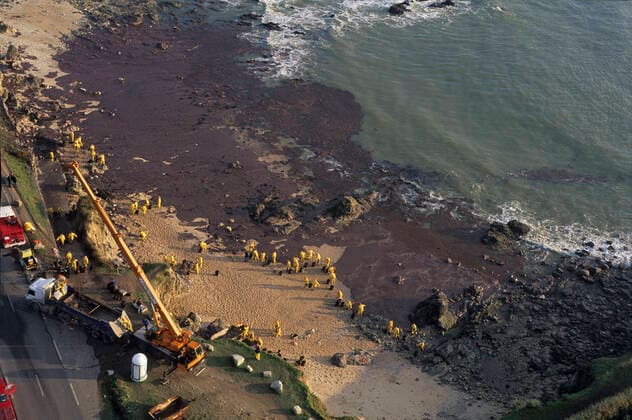 Oil spill caused by the sinking of the tanker Erika: cleaning of the coast in Le Croisic (2000 01 11) Oil spill caused by the sinking of the tanker Erika: cleaning of beaches and the coastal area in Le Croisic (north-western France), on January 11, 2000. Cleaning teams and volunteers wearing yellow oilskins Atlantic Loire region; Le Croisic; Loire Atlantique 44; Pays de la Loire; Pays de Loire Europe; Western Europe; France  Copyright: xLexGal Andia.frx 354862