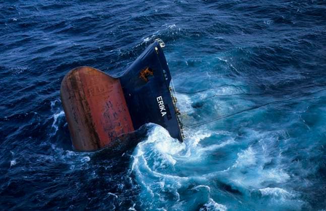 Oil slick caused by the sinking of the Erika (1999 12 12) Oil spill caused by the sinking of the tanker Erika off the coasts of Brittany (north-western France) on December 12, 1999. The oil tanker chartered by Total to carry 31,000 tonnes of heavy fuel oil broke in two in a storm off Penmarc h: here, the sinking bow Bretagne; Brittany; Finistere 29 Europe; Western Europe; France  Copyright: xLexGal Andia.frx 354870